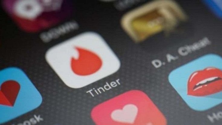 Su Tinder per trovare lavoro: la scommessa social della Francia per coinvolgere i giovani in estate