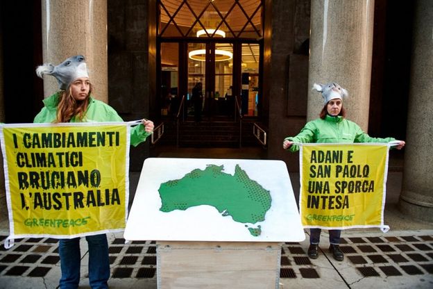 Milano, sit-in di Greenpeace davanti a Intesa Sanpaolo: "Fermate i finanziamenti alla multinazionale che inquina"