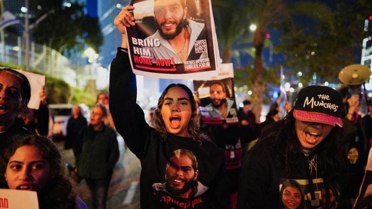 Israele, in migliaia in piazza contro Netanyahu: “Ora gli ostaggi a casa”. E c’è chi chiede le dimissioni