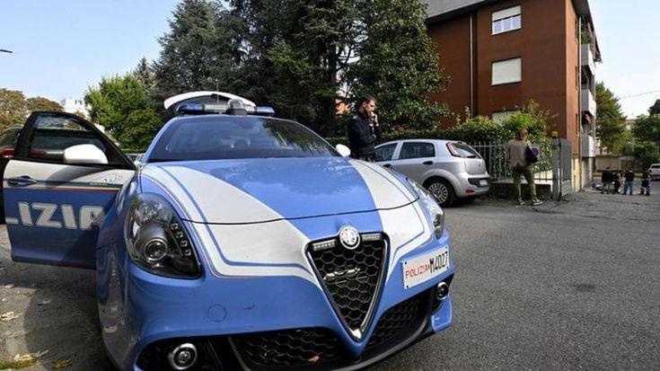 Ladro rapina i Gratta e vinci e spara: feriti di striscio il barista e sua figlia in via Baroni a Milano