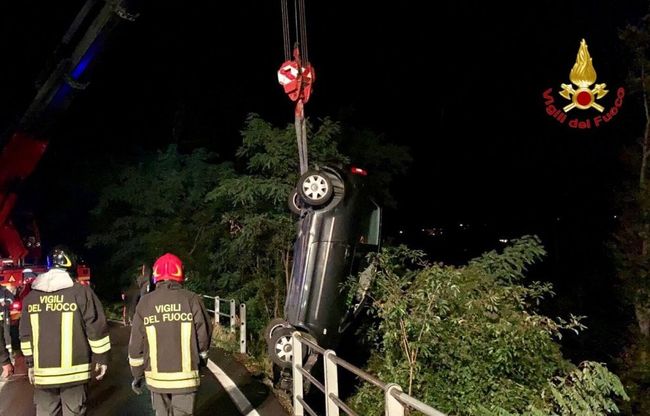 Sfonda il guard rail e rimane in bilico sulla scarpata: salvato in extremis dai vigili del fuoco