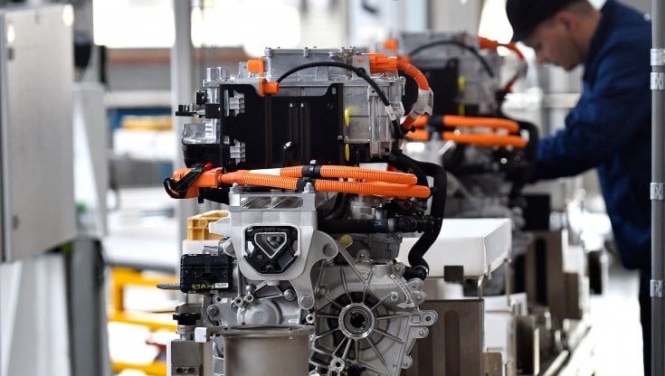Caro-energia e prezzi alti: l’auto elettrica è già in crisi