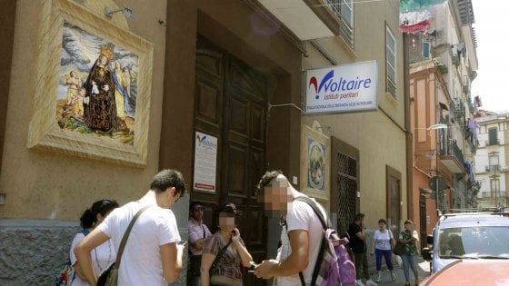 Esami di maturità, al diplomificio di Secondigliano  in bus. "Veniamo da tutta Italia perché qui è più facile"