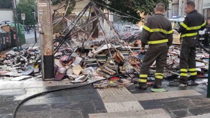Piazzale Flaminio, distrutta dalle fiamme (dolose) la bancarella del Professore: “Riaprirò con l’aiuto di tutti”