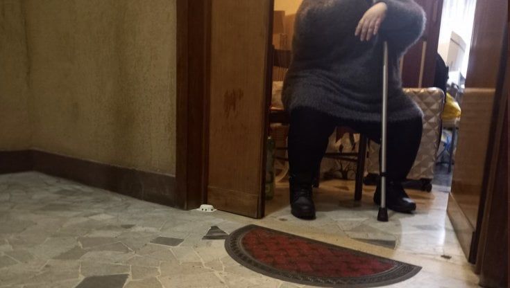Vogliono sfrattare Nicoletta, 85enne, malata oncologica che non può pagare l'affitto