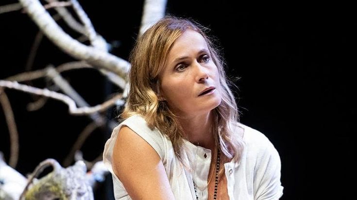 Lucia Mascino in scena con “Il sen(n)o”: prova d’attrice tra corpo, sessualità e femminile