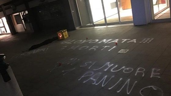 Milano, scritte davanti alla sede di Glovo per i rider morti mentre facevano consegne in bici