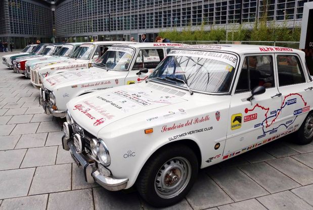 Milano, le storiche Alfa Romeo pronte per il rally Pechino-Parigi