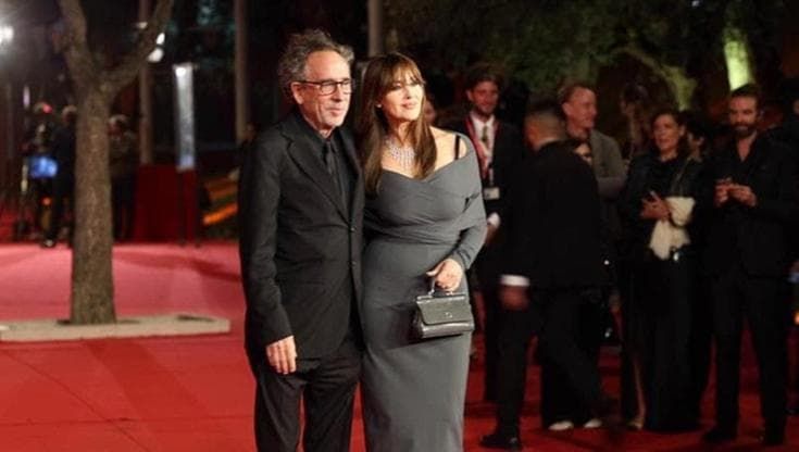 Tim Burton e Monica Bellucci lasciano la Toscana: venduta la villa a San Casciano dei Bagni