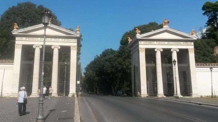 Tenta di violentare una 21enne a Villa Borghese, tassista salva studentessa inglese
