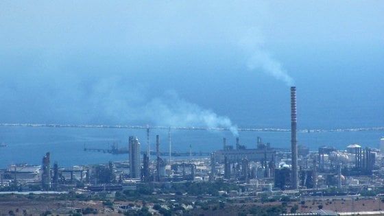 La raffineria Esso di Augusta venduta agli algerini di Sonatrach, i sindacati insorgono 