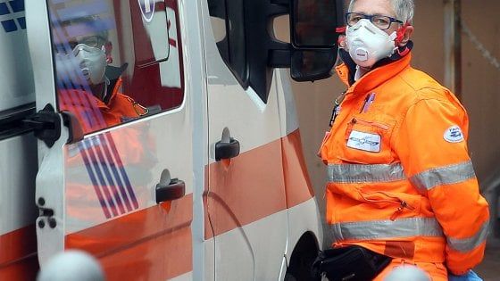 Napoli, donna muore in strada mentre è in fila davanti a un negozio a Chiaia