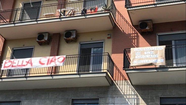 Comizio di Meloni a Napoli, le parole di "Bella ciao" sui balconi dei palazzi di fronte all'Arenile di Bagnoli