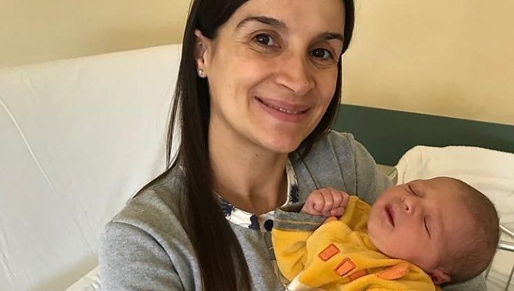 Partorisce nel parcheggio dell'ospedale a Barletta: "Flavio aveva fretta di nascere"