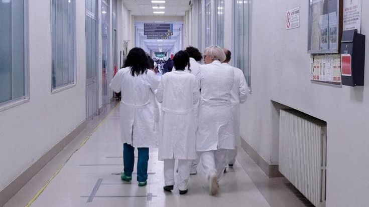 Entra in ospedale chiedendo cocaina e aggredisce un’infermiera: arrestata ragazza di 23 anni