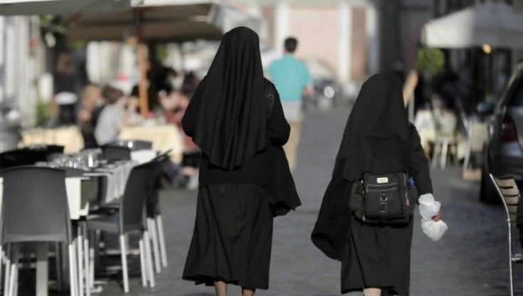 “Sono orfano, dormo per strada“, e si fa dare 4500 euro da due suore: arrestato per truffa