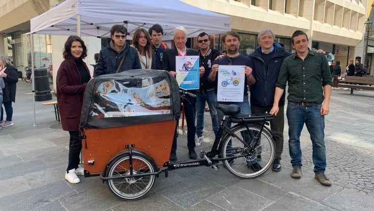 Parma, arrivano i rider sociali per la raccolta di abiti usati nel centro storico