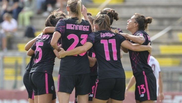 Gender gap, polemica sulla Roma Femminile: "Noi in esilio a Latina per colpa di due lampadine, ai maschi non sarebbe successo"