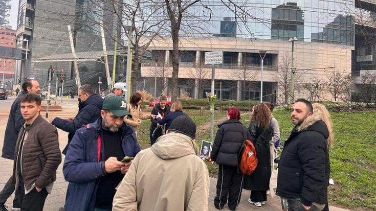 Depongono fiori per Navalny a Milano e vengono identificati dalla Digos: “Una cosa incomprensibile”