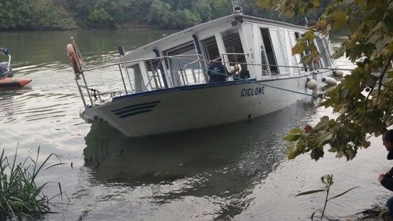 Roma, battello turistico con 70 persone a bordo rischia di affondare nel Tevere