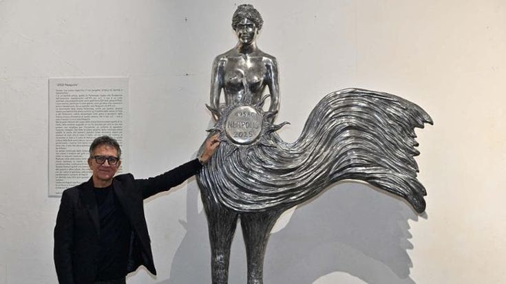 Napoli, ecco la sirena Parthenope. Lello Esposito: “La statua rappresenta l’identità della città”