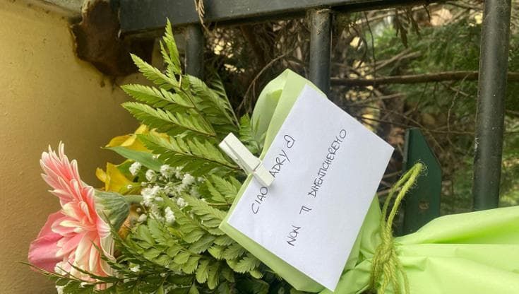 Adriana Mazzanti uccisa, fiori e una fiaccolata. “Il marito era da tempo in terapia”