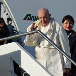 Muro contro i migranti, il Papa in viaggio per Panama: "La paura ci rende pazzi"
