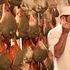 Tra brindisi con la birra e taglieri di prosciutto, l’Italia del gusto in piazza