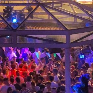 Emilia-Romagna, in discoteca si deve ballare con la mascherina. Capienza dimezzata 