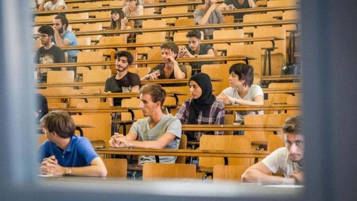 “Sfruttati e a rilento”. Uno studente su cinque costretto a lavorare per pagare l’università