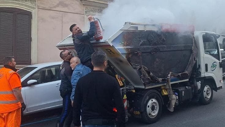 Autocompattatore in fiamme nel quartiere Chiaia, l’incendio domato dai cittadini