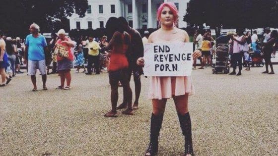 Usa, una marcia per dire basta al revenge porn: "No alle ritorsioni dopo il sexting"