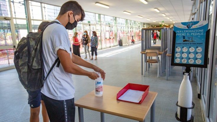 Covid, Gimbe: contagi in calo ma aumentano in età scolare. Non abbassare la guardia