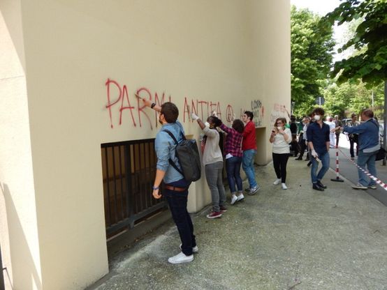 Universit&agrave;, gli studenti ripuliscono il muro