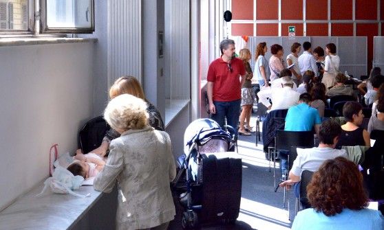I sindacati: "Cento studenti con disabilit&agrave; rischiano di iniziare l'anno senza docenti di sostegno"