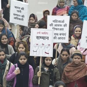 India, folla lincia uno stupratore