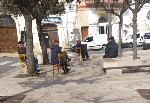 Seduti all'aria aperta, ma a distanza di sicurezza: la giornata dei pensionati a Polignano