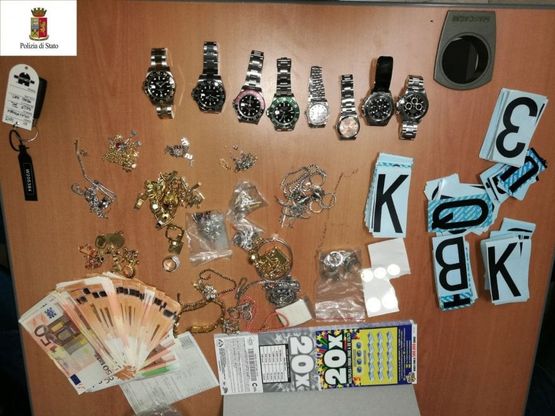 Gioielli, orologi di lusso e 9mila euro trovati dalla polizia di Bologna in una roulotte