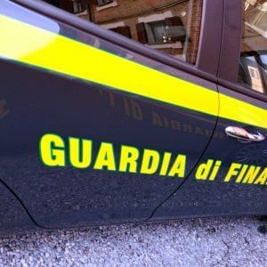 Traffico di valuta,  il cash dog della Finanza intercetta 26.500 euro 