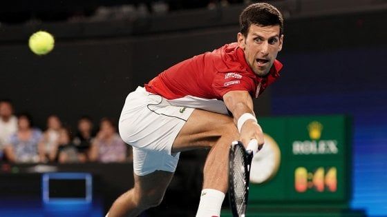 Tennis, vaccinarsi per giocare. Ma Djokovic non ci sta