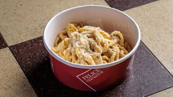 La cacio e pepe di “Felice a Testaccio” sbarca in centro (in versione da passeggio)