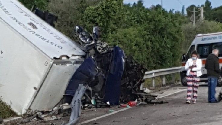 Gargano, furgone si schianta sul guardrail: Samuel muore a 22 anni mentre andava a consegnare frutta e verdura