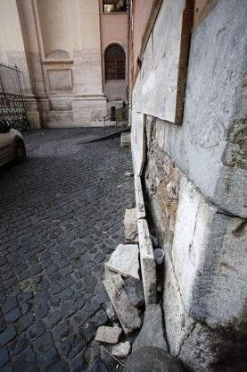 Trastevere, crolli alla parete dell'antica spezieria di Santa Maria della Scala