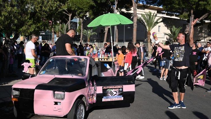 A Palermo febbre da serie B: strade colorate di rosanero, maxischermi nei locali