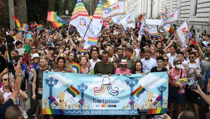 Bari Pride, in 10mila sfilano nel centro della città. "Una festa per ricordare i diritti che mancano"