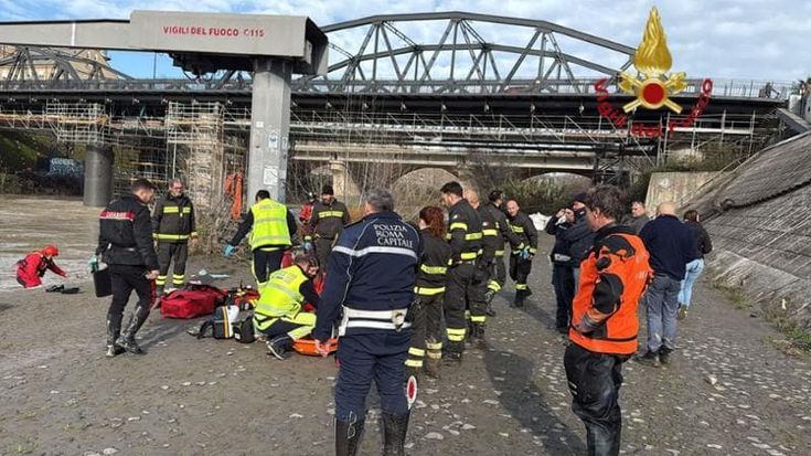 Si lancia nel Tevere e viene trascinata dalla piena per chilometri: sommozzatori salvano la donna