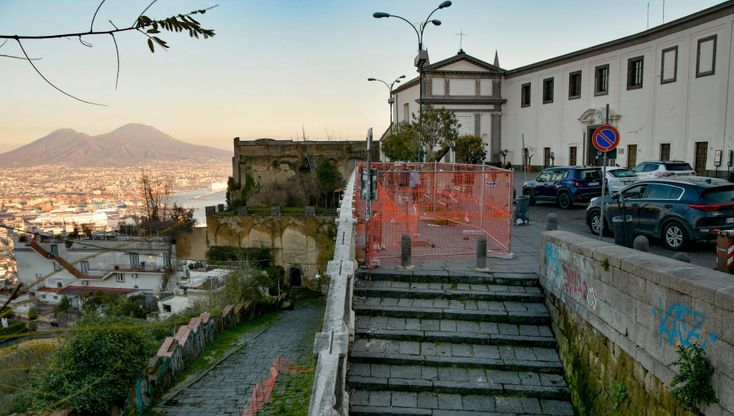 Napoli, allarme per il piazzale di San Martino. Balaustra pericolante e transenne: "Intervenite"