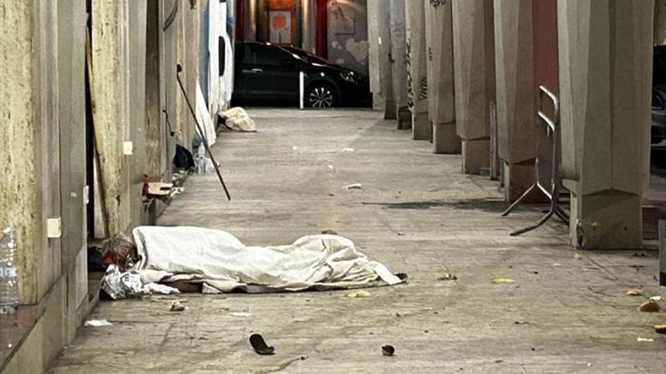 Catania si trasforma in dormitorio a cielo aperto. Sos delle associazioni