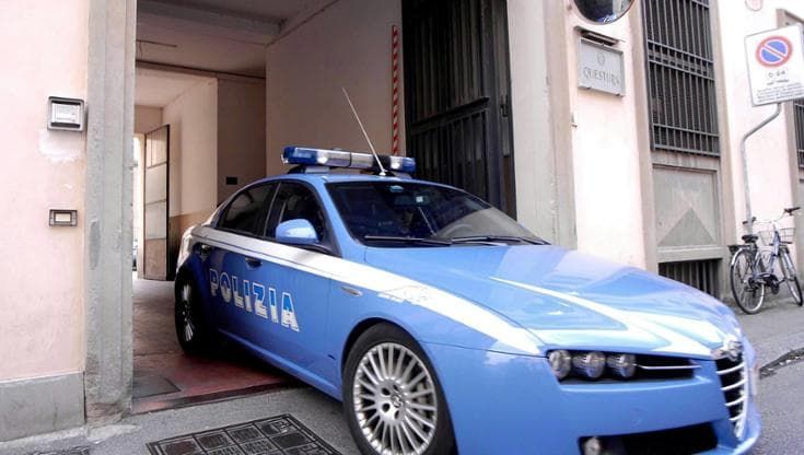 Firenze, rapinano un orologio con lo spray urticante in via Brunelleschi: fermati due giovani