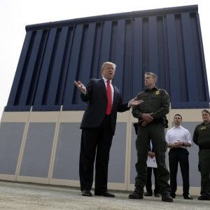 Immigrazione dal Messico, Trump firma l'ordine: la guardia nazionale schierata ai confini